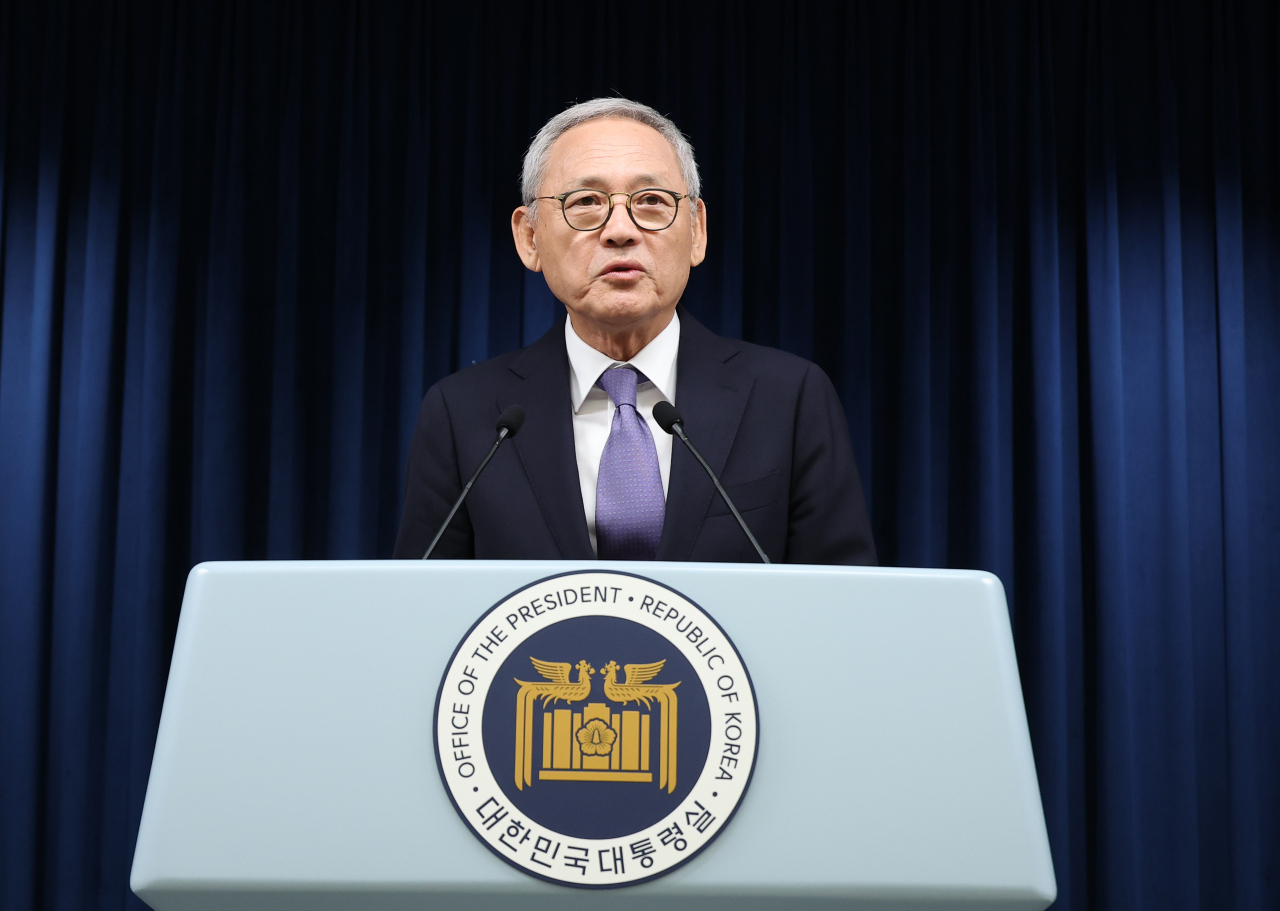 Yu In-chon, who is nominated as the new culture, sports and tourism minister, talks to reporters during a press briefing held after the presidential office announced the nominees for ministers of defense, culture and gender equality at the presidential office in Seoul on Sept. 13, 2023. (Yonhap)