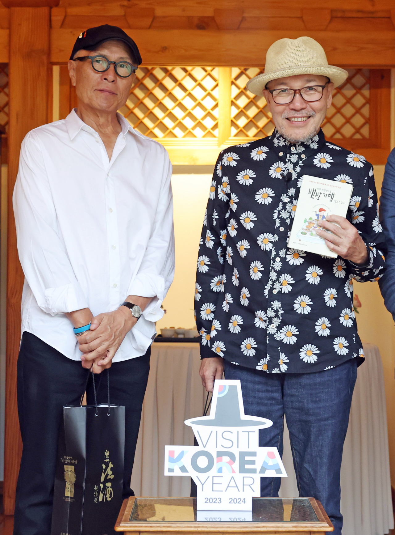 Huh Young-man (left), known for the Korean comic book series 