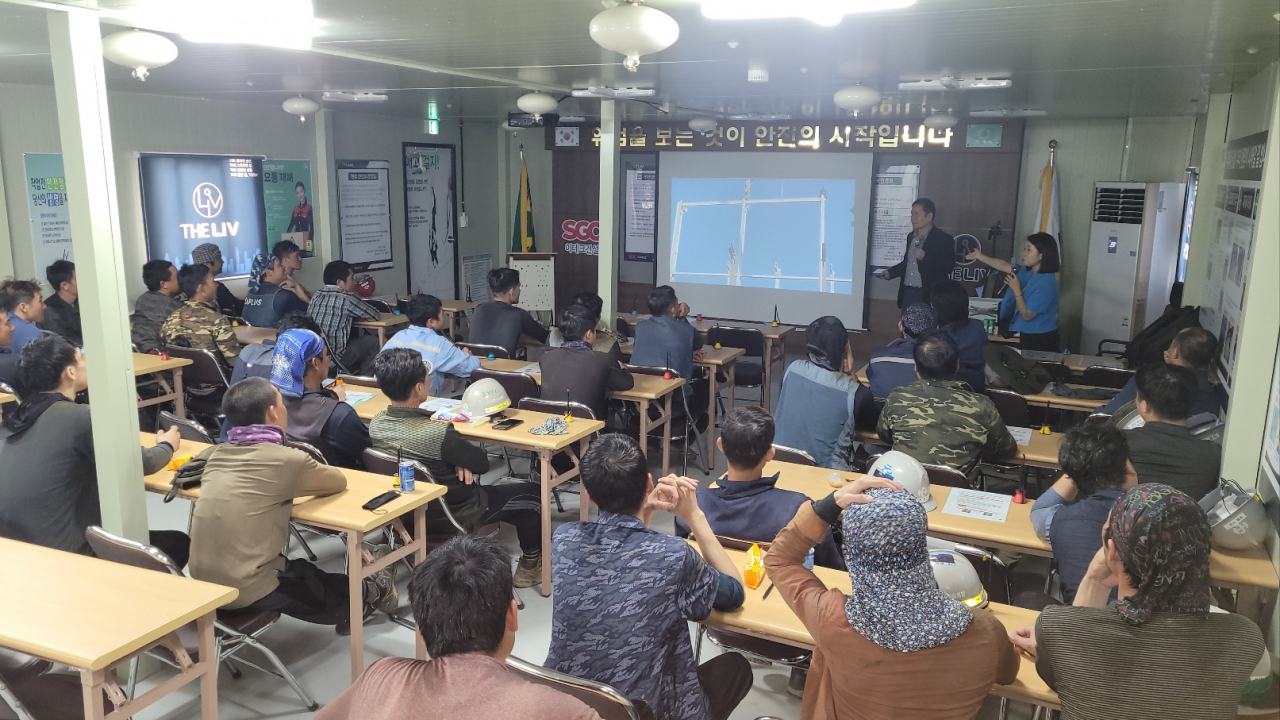 Workers from Vietnam take safety and health education classes at the Changwon Support Center for Foreign Workers, in Changwon, South Gyeongsang Province, July 27. (Changwon Support Center for Foreign Workers)