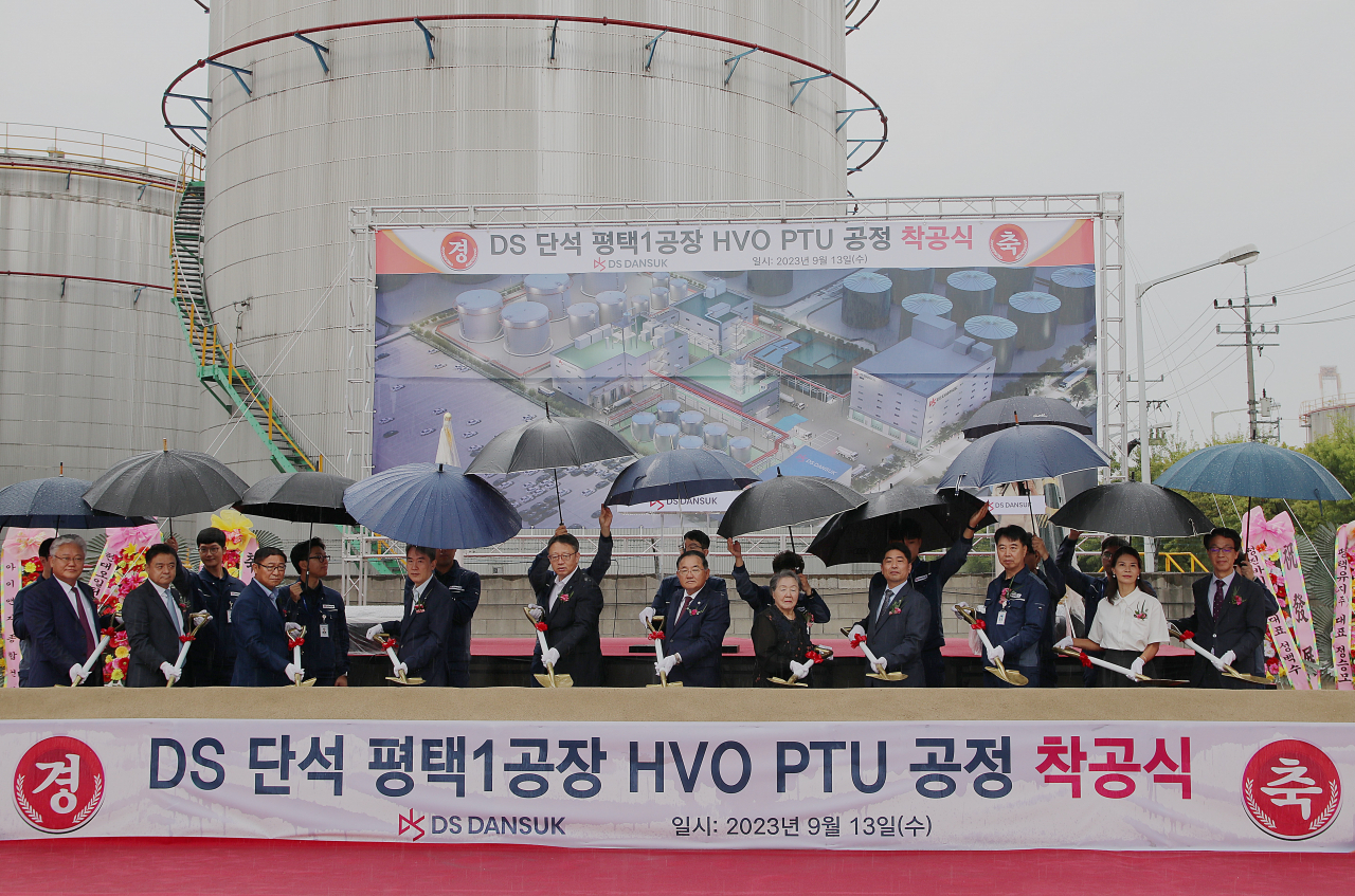DS Dansuk executives, including CEO Han Seung-uk (center), celebrate the groundbreaking of its new HVO refinery in Pyeongtaek, Gyeonggi Province, Wednesday. (DS Dansuk)