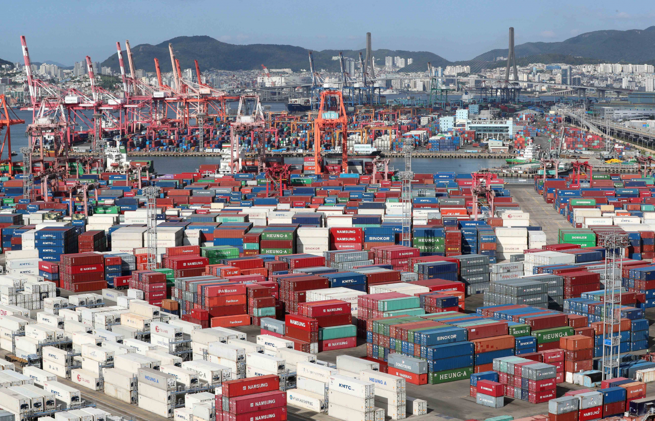 Containers wait at Shinseondae Port in Busan on Sept. 8. Despite the global slump in trade, South Korea's exports to the European Union has been on an increase this year, according to the Korea International Trade Association. (Newsis)
