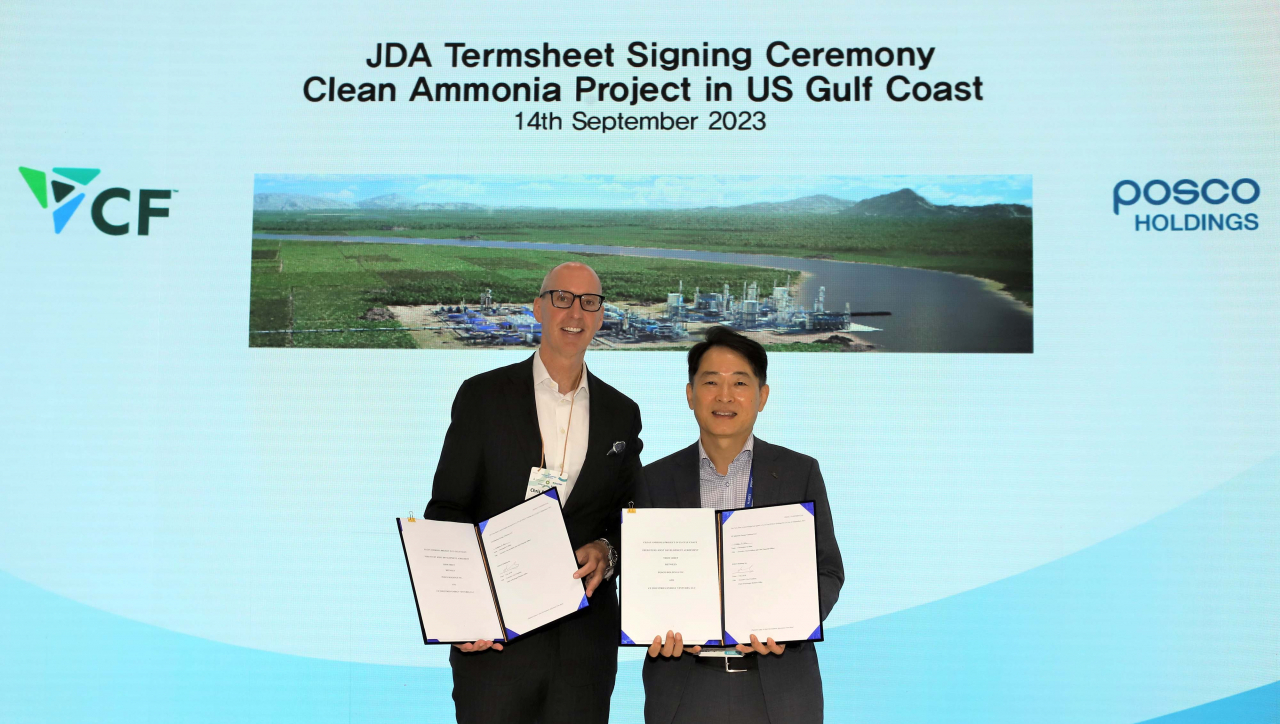 CF Industries CFO Chris Bohn (left) and Cho Ju-ik, the head of Posco Holdings' hydrogen business division, pose for a picture at a signing ceremony held at a local hydrogen conference in Ilsan, Gyeonggi Province, Thursday. (Posco Holdings)