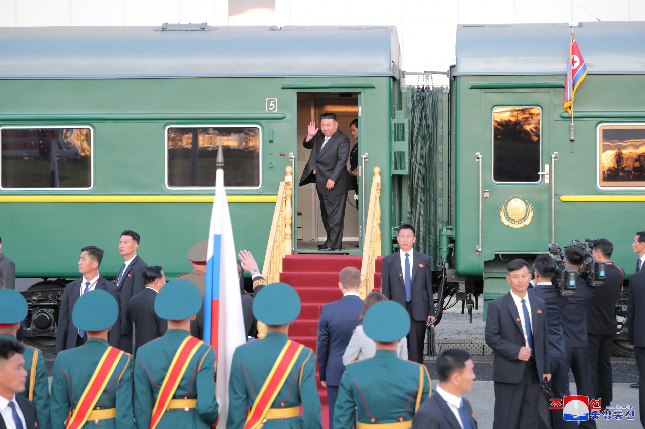 North Korean leader Kim Jong-un (rear) boards his special train after holding a summit with Russian President Vladimir Putin at the Vostochny Cosmodrome in the Russian Far East on Wednesday, in this photo released by the North's official Korean Central News Agency the next day. Kim invited Putin to visit his country. (Yonhap)