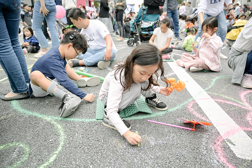 Artists and art students are drawing on the streets with colored chalk. (The 2023 Seoripul Festival)