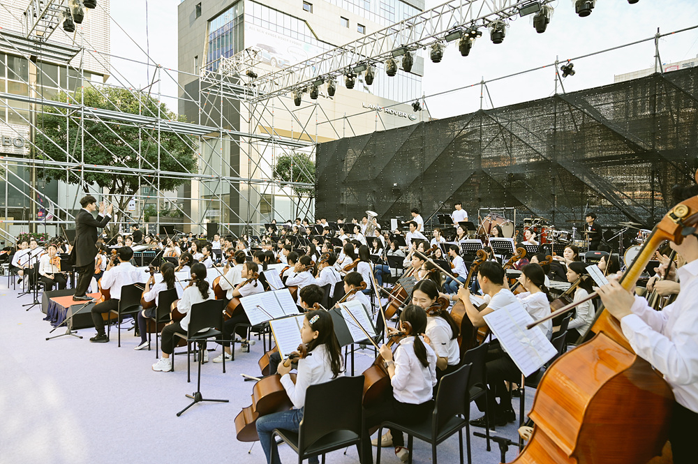 The Sound of Seocho orchestra performs during the 2019 Seoripul Festival. (The Seoripul Festival)