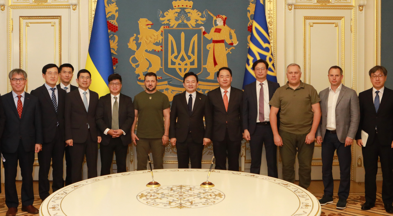 Ukrainian President Volodymyr Zelensky (6th from left) meets the South Korean delegation led by Minister of Land, Infrastructure and Transport Won Hee-ryong (6th from right) on Wednesday in this photo provided by the ministry. (Yonhap)