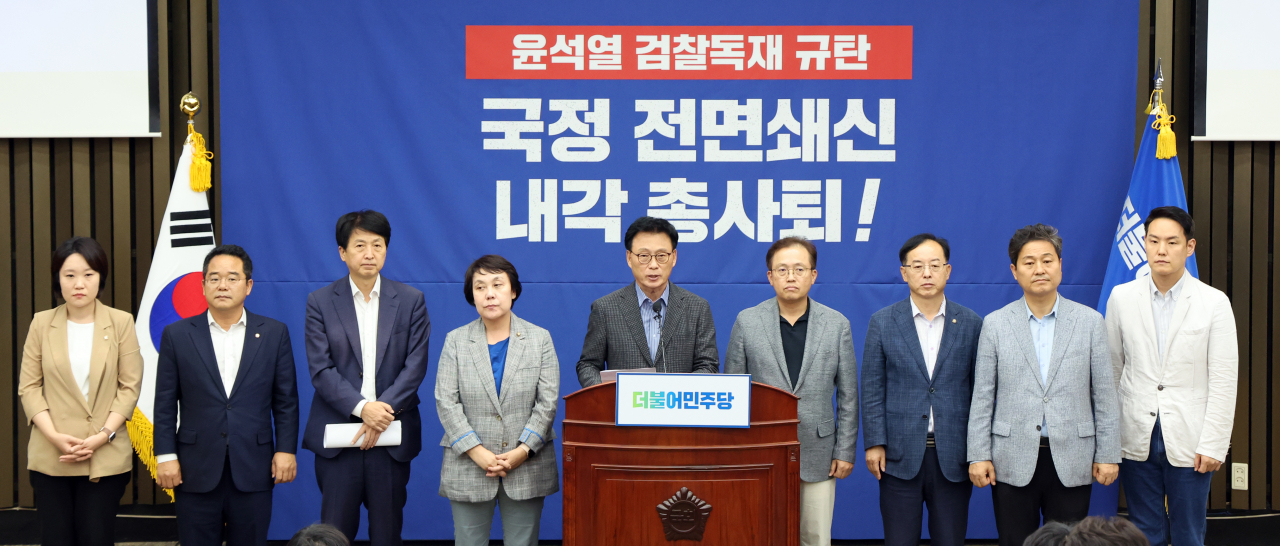 Park Kwang-on (center), floor leader of the main opposition Democratic Party, reads a resolution from an emergency meeting of the party's lawmakers at the National Assembly in Seoul on Saturday. (Photo - Yonhap)