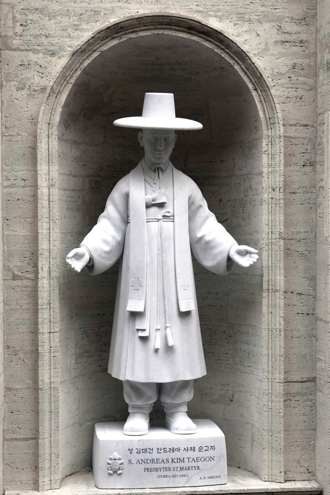 A statue of St. Andrew Kim Tae-gon, the first Korean-born Catholic priest is unveiled at the Vatican, Saturday. (AP-Yonhap)