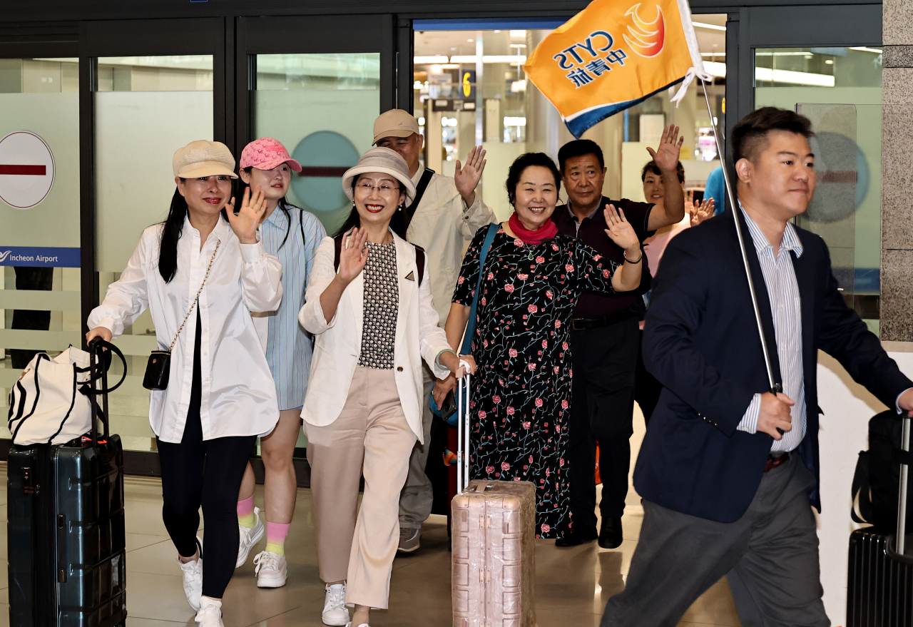 Chinese tourists arrive at Incheon International Airport in Incheon, west of Seoul on August 24. (Yonhap)