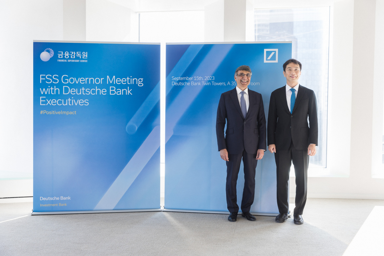 Lee Bok-hyun (left), the governor of the Korean Financial Supervisory Service, and Deutsche Bank global management team head Ram Nayak pose for a photo after holding a meeting in the German bank's headquarters in Frankfurt on Friday. (FSS)