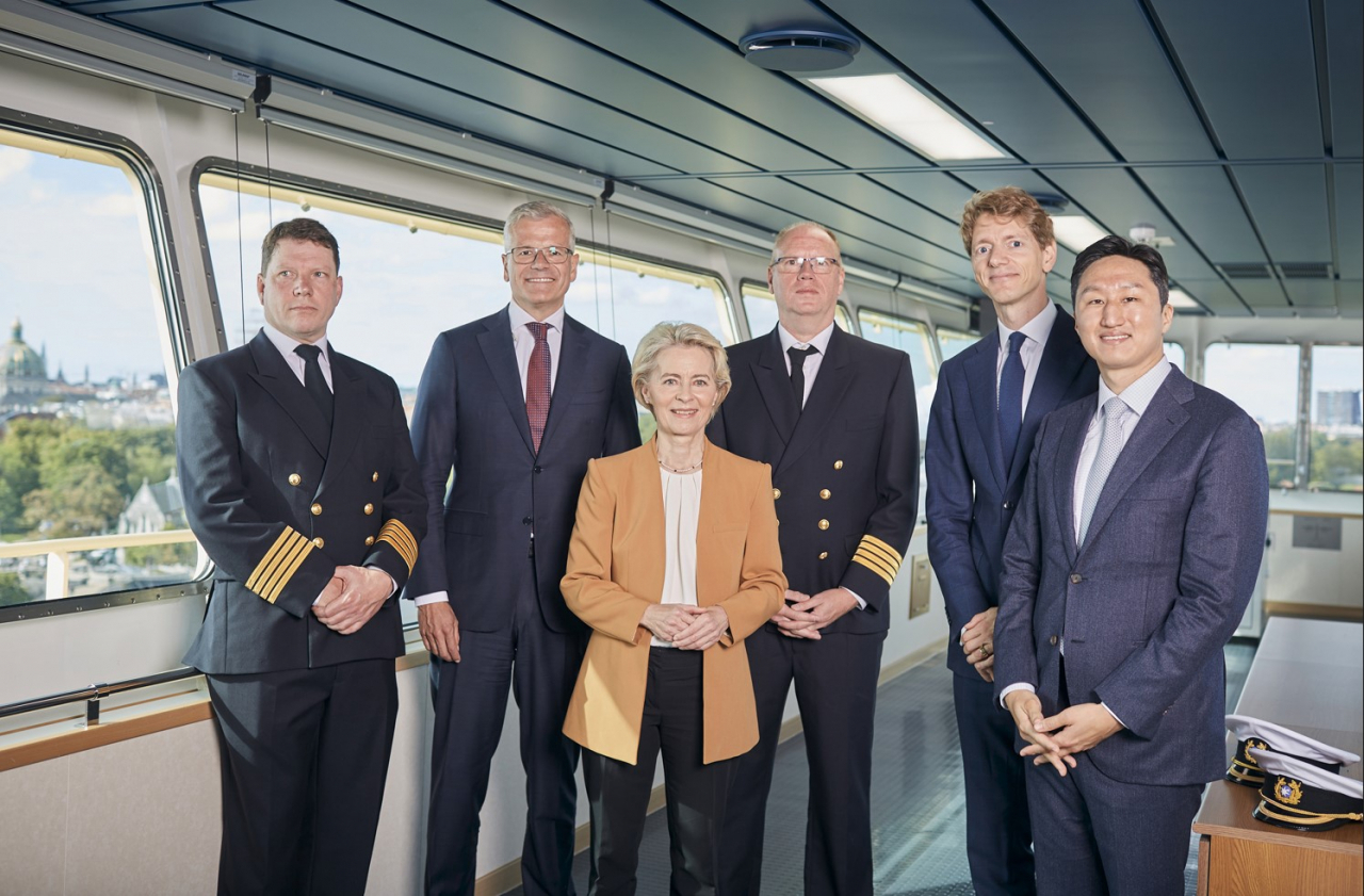 HD Hyundai CEO Chung Ki-sun (right), EU Commission President Ursula von der Leyen (third from left) and Chair of A.P. Moller Maersk Roberk Maersk Uggla (second from right) pose for a photo inside the world's first methanol-fueled container ship, the Laura Maersk, after its naming ceremony in Copenhagen on Thursday. (Maersk)