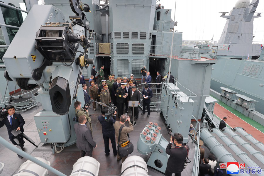 North Korean leader Kim Jong-un visited the Pacific Fleet frigate Marshal Shaposhnikov in the city of Vladivostok on Saturday, with Russian Defense Minister Sergei Shoigu, in this photo released by North Korea's state-run Korean Central News Agency the following day. (Yonhap)