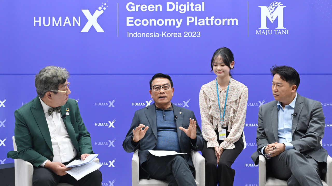 Indonesia's presidential chief of staff Moeldoko (second from left) speaks with Presidential Commission on Carbon Neutrality and Green Growth co-Chairperson Kim Sang-hyup and Nanyang Technological University professor Cho Nam-joon (right) during a panel discussion held at the launch event for the Green Digital Economy Platform at The Korea Herald headquarters in Seoul on Friday. (Lee Sang-sub/The Korea Herald)