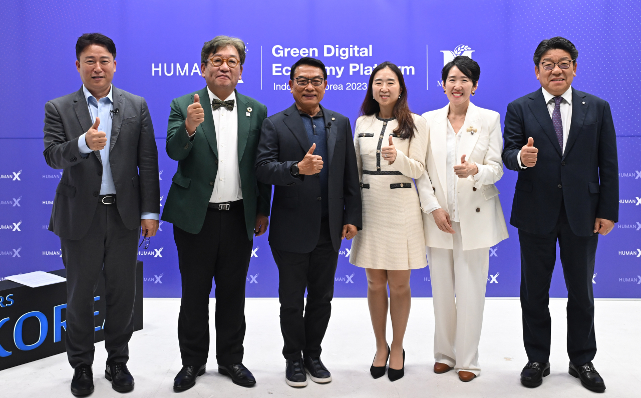 Indonesia's presidential chief of staff Moeldoko (third from left) poses with Presidential Commission on Carbon Neutrality and Green Growth co-Chairperson Kim Sang-hyup (second from left), Nanyang Technological University professor Cho Nam-joon (far left), Bae Soon-min, senior vice president at KT Institute of Convergence Technology, Park Yu-hyun (second from left), founder of HumanX and DQ Institute, and Choi Jin-young (right), CEO of The Korea Herald, at the launch event for the Green Digital Economy Platform at The Korea Herald headquarters in Seoul on Friday. (Lee Sang-sub/The Korea Herald)