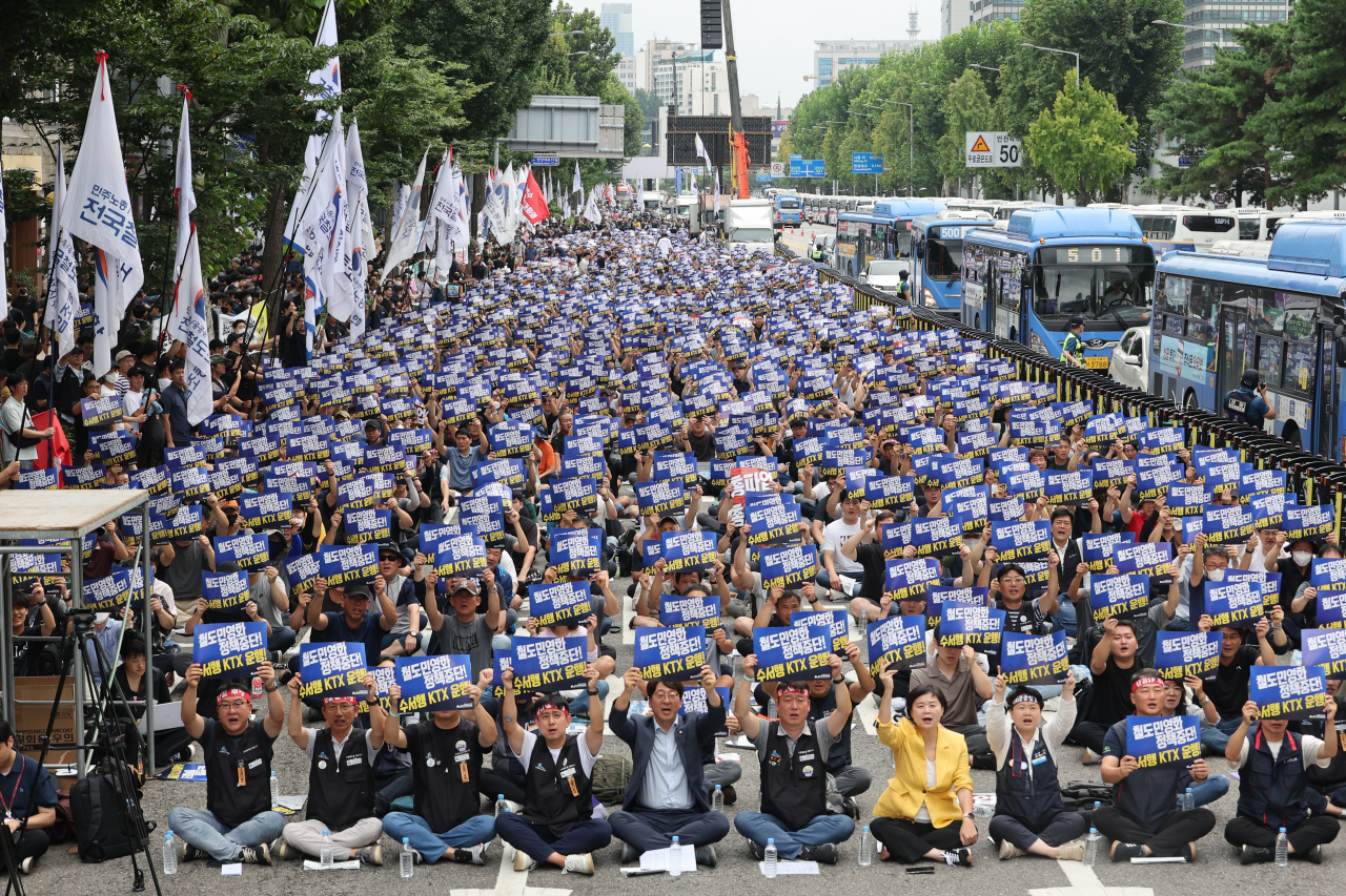 Unionized rail workers stage a rally in Seoul's Yongsan district on Saturday. (Yonhap)