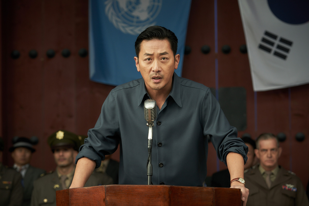 Ha Jung-woo plays runner-turned-coach Sohn Kee-chung in “Road to Boston” (Lotte Entertainment)
