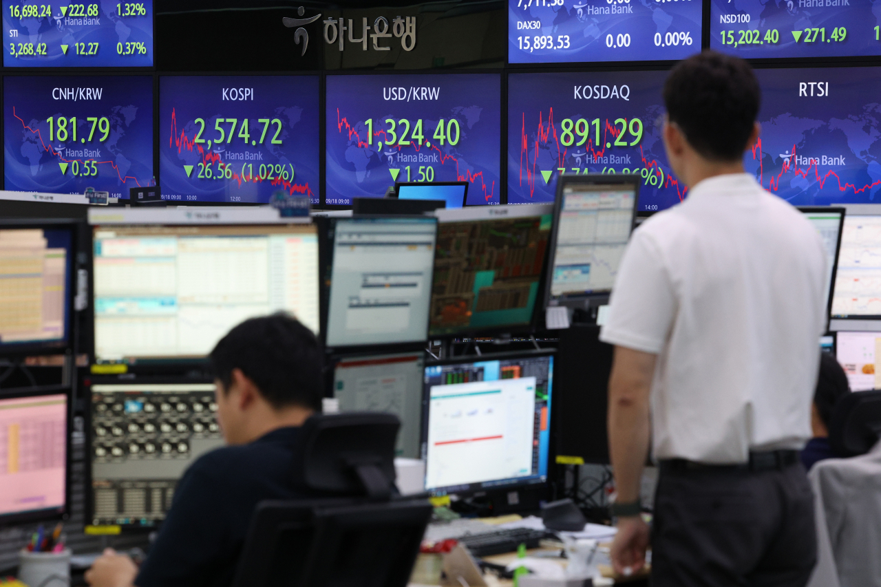 An electronic board showing the Korea Composite Stock Price Index at a dealing room of the Hana Bank headquarters in Seoul on Monday (Yonhap)