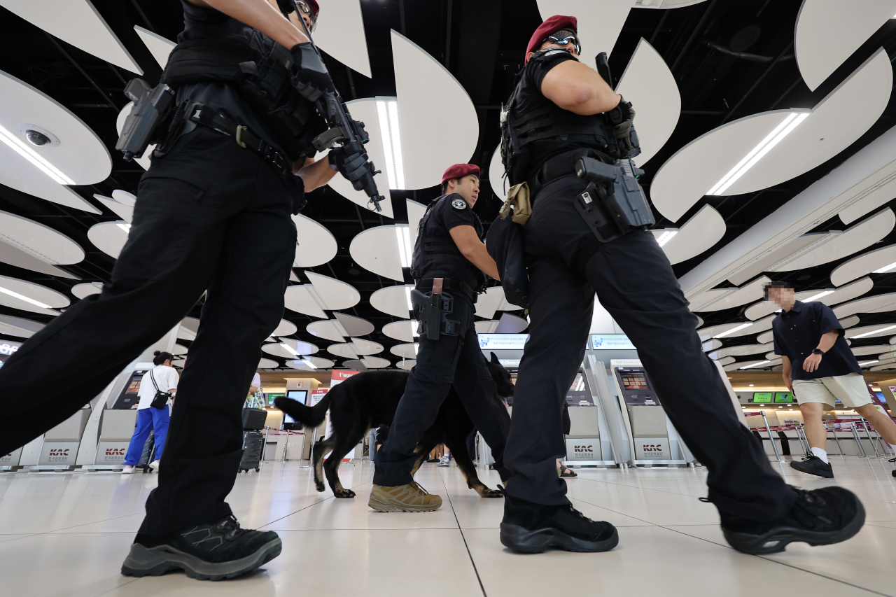 Police special forces patrol Gimpo International Airport in Seoul on Monday, as part of the police mission to enhance public safety before and after the Chuseok holiday, which begins Sept. 26. (Yonhap)