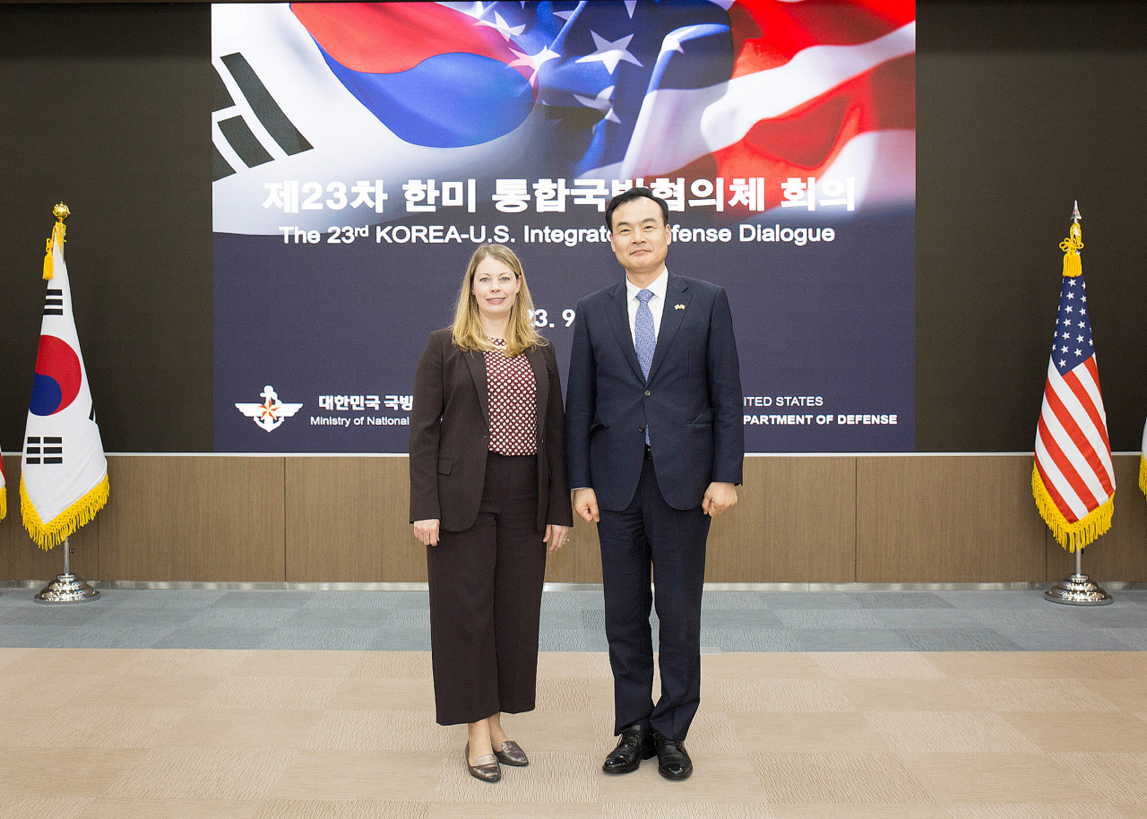 Deputy Defense Minister for Policy Heo Tae-keun (right) and Cara Allison Marshall, acting deputy assistant secretary of defense for East Asia, pose for a photo as they attend the Korea-US Integrated Defense Dialogue at Seoul's defense ministry compound in central Seoul on Monday, in this photo provided by the ministry. (Yonhap)
