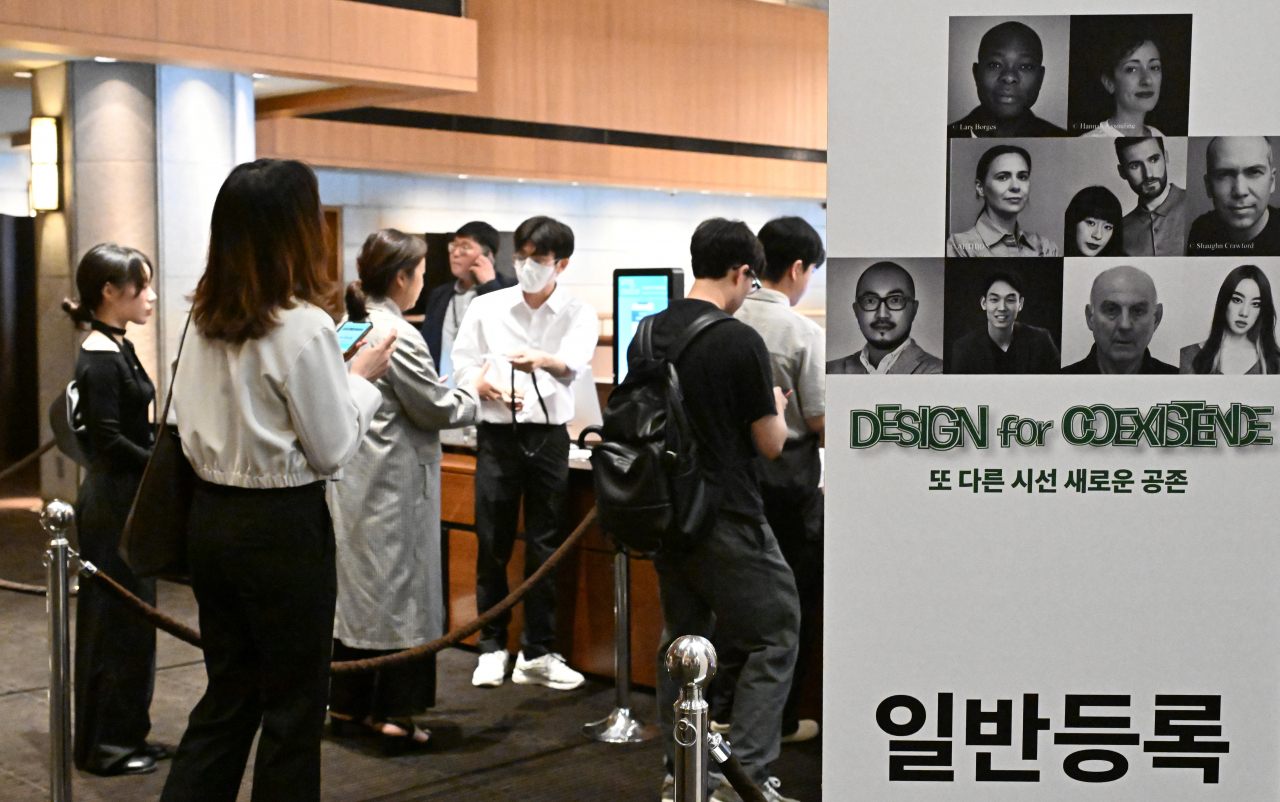 Participants of the Herald Design Forum 2023 register for the event at the Shilla Seoul on Tuesday. (Im Se-jun/The Korea Herald)