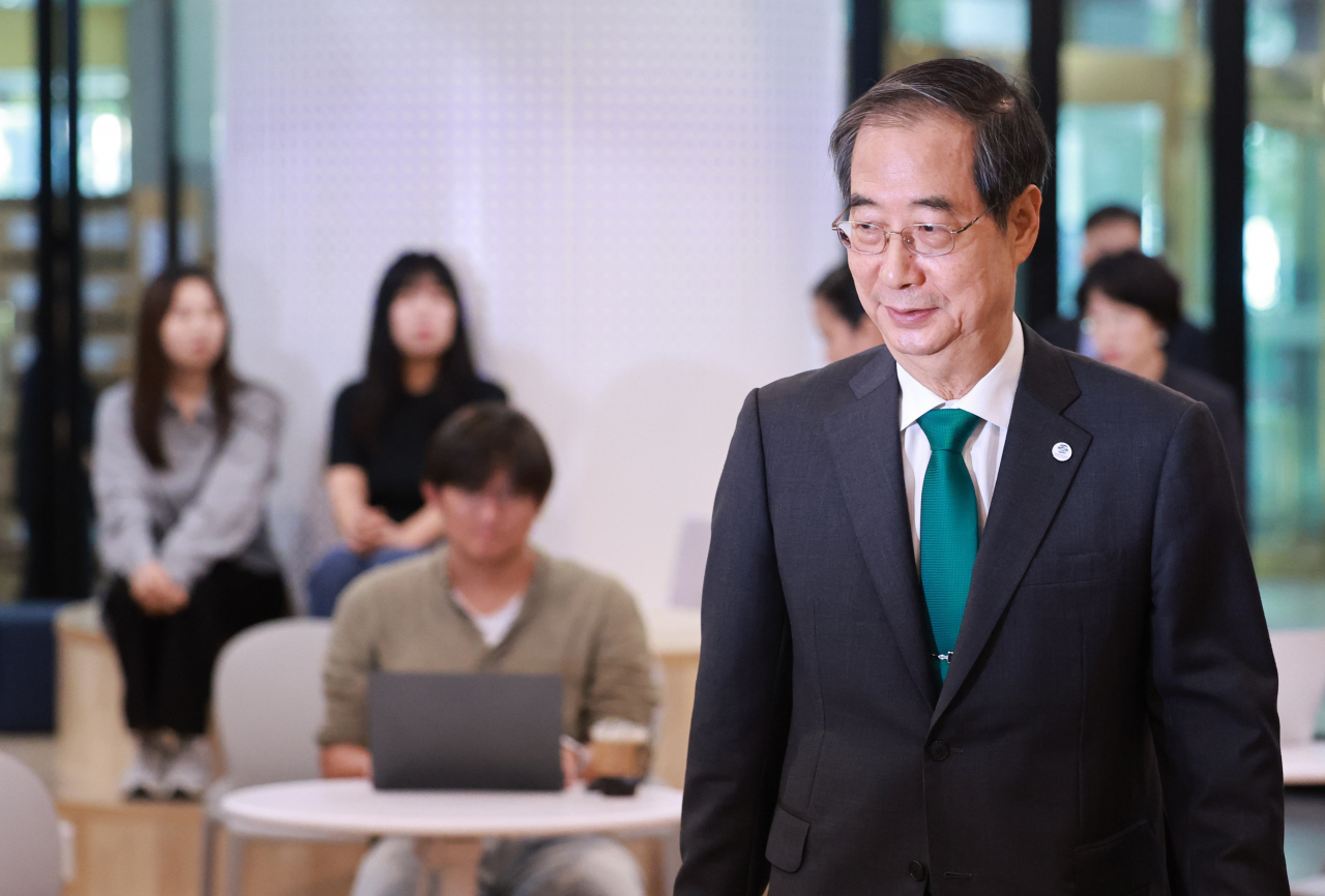 Prime Minister attends a briefing held in the Government Complex Seoul on Tuesday. (Yonhap)