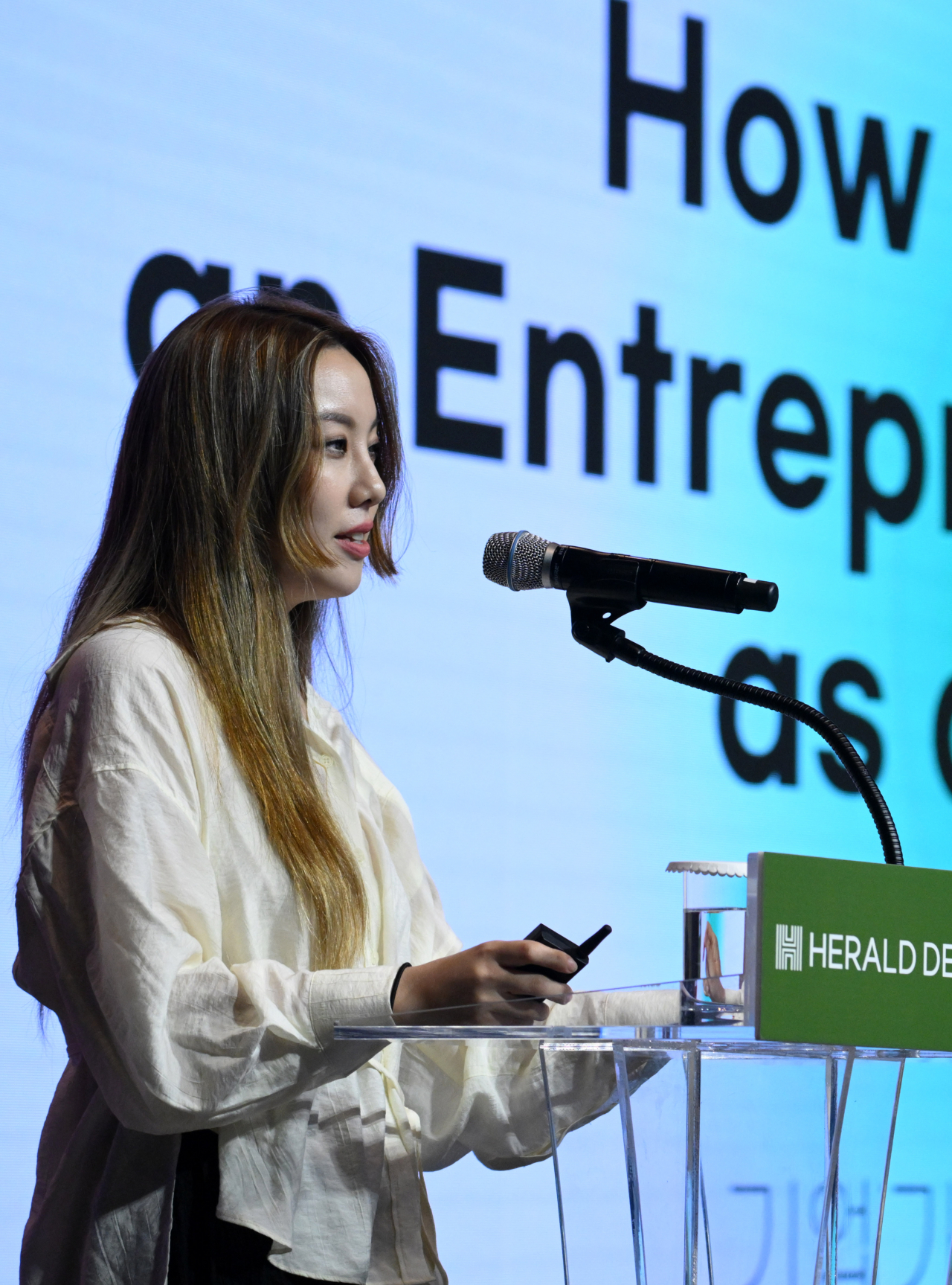 Kathleen Kye delivers a lecture at the Herald Design Forum 2023 held at the Shilla Seoul on Tuesday. (Lee Sang-sub/The Korea Herald)