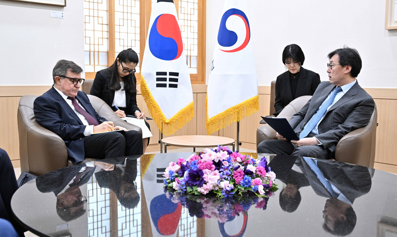 This photo shows South Korea's Vice Foreign Minister Chang Ho-jin (right) calling in Russian Ambassador to South Korea Andrey Kulik (left). (Ministry of Foreign Affairs)