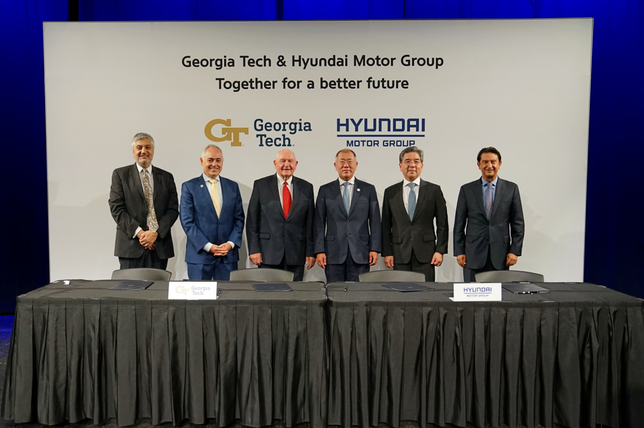 Representatives from Hyundai Motor Group and the Georgia Institute of Technology,, including Hyundai Motor Group Executive Chair Chung Euisun (third from right) and Georgia Tech President Angel Cabrera (second from left), pose for a photo during a memorandum of understanding signing ceremony at Georgia Tech in Atlanta, Tuesday. (Hyundai Motor Group)