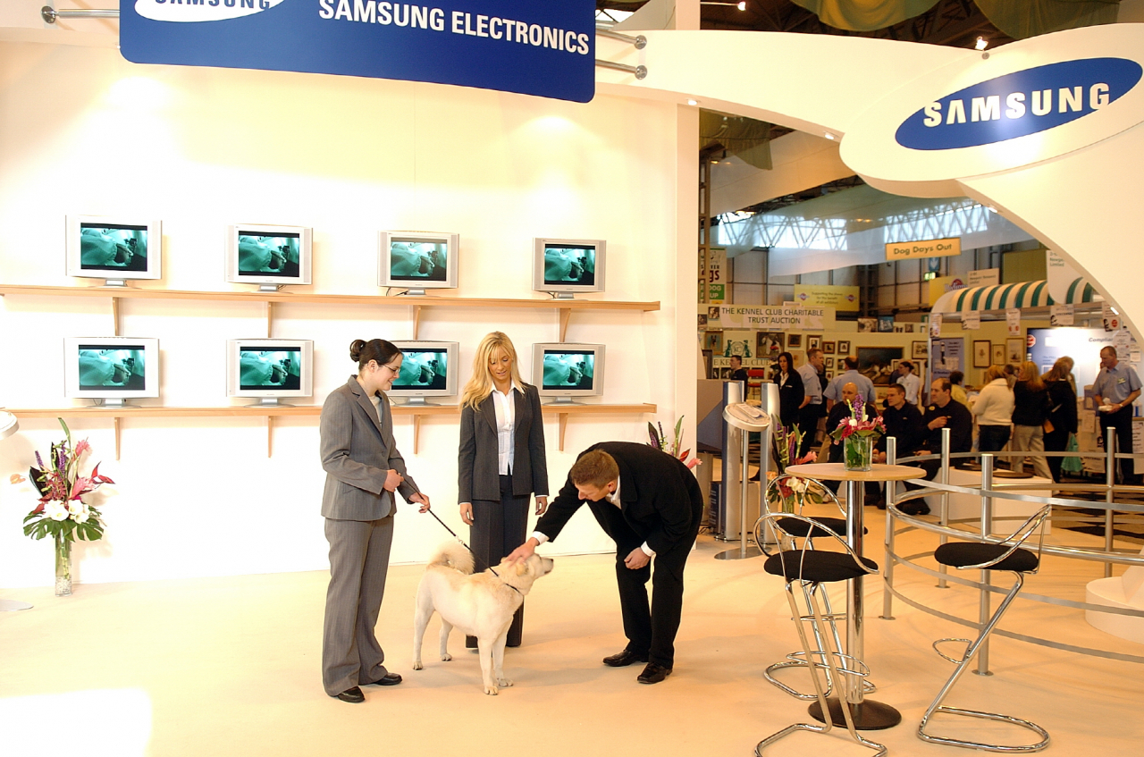 Visitors pet Jindo dogs at the Samsung Electronics' booth at the world-famous dog show Crufts in 2005. (Samsung Electronics)