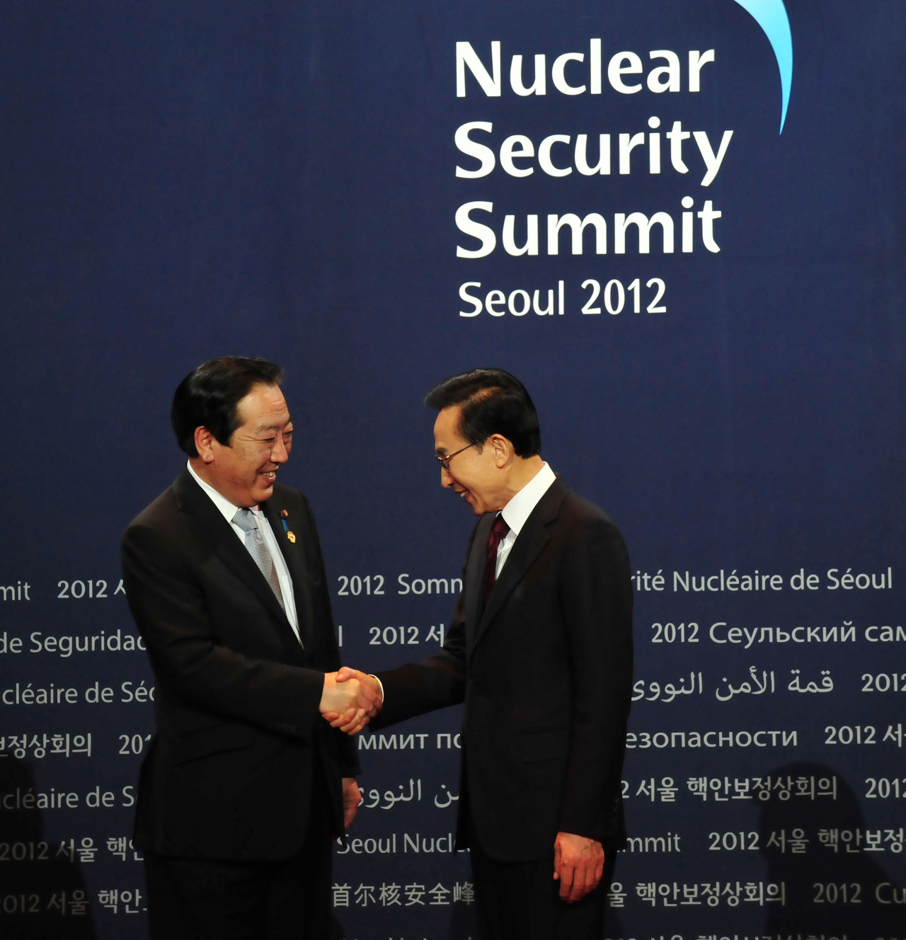 Then-President Lee Myung-bak (right) shakes hands with then-Japanese Prime Minister Yoshihiko Noda at the Nuclear Security Talks in Seoul on March 27, 2012. (The Korea Herald)