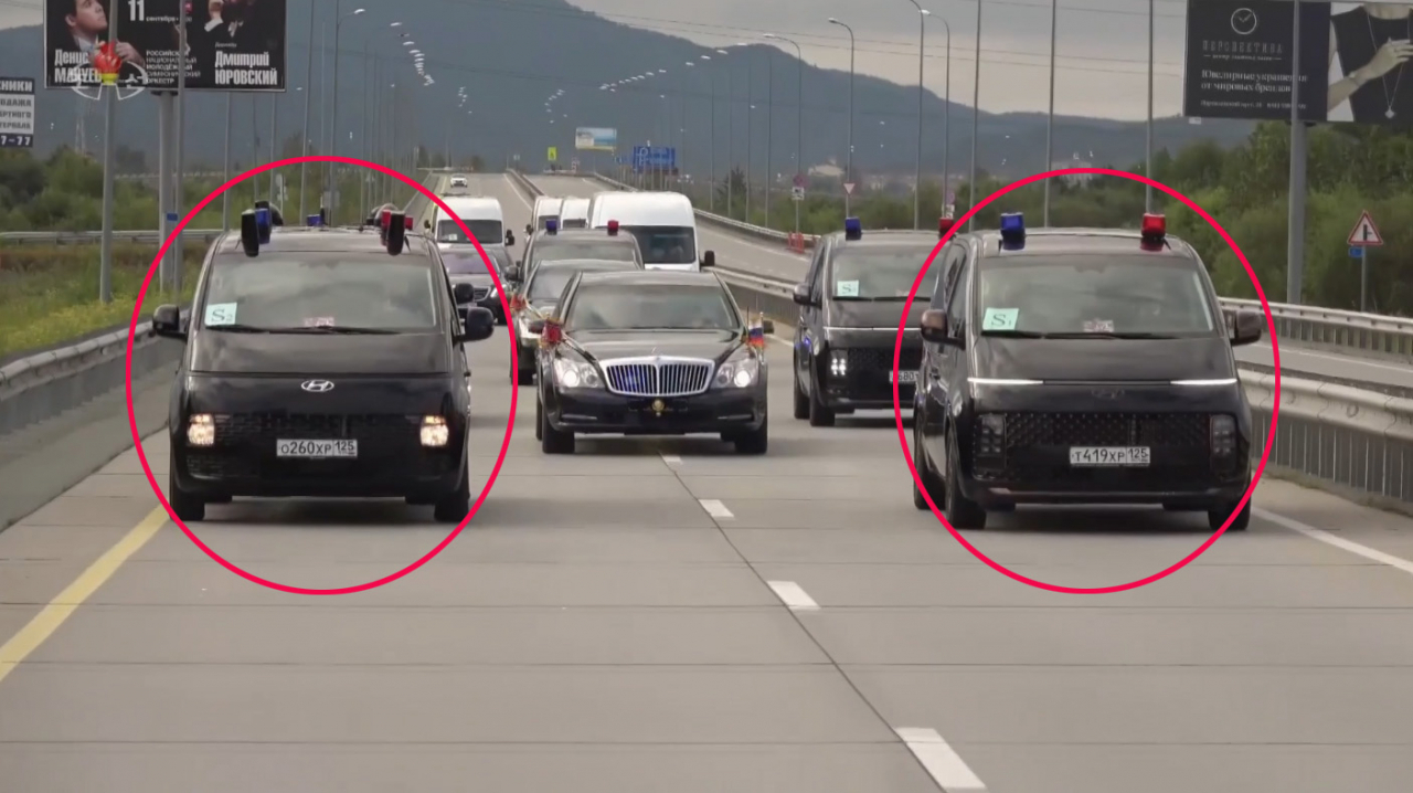 An image from a documentary on Kim Jong-un's recent visit to the Russian Far East shows a convoy of vehicles escorting Kim's armored Mercedes-Benz through the streets of Vladivostok. Among the vehicles, a van bearing the Hyundai emblem can be seen, along with others resembling it. The documentary was broadcast Wednesday by the North Korean state-run Korean Central Television. (Yonhap)