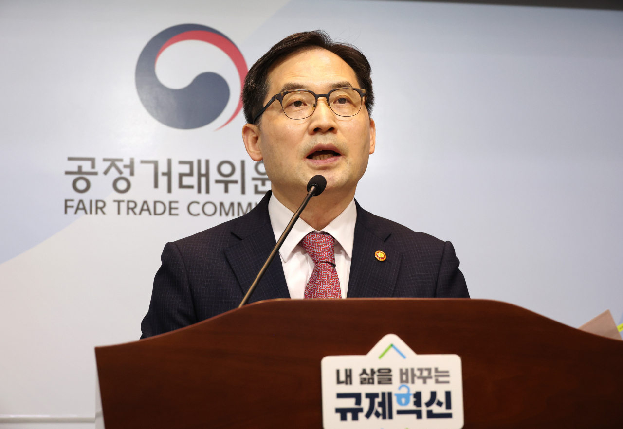 Fair Trade Commission Chairman Han Ki-jeong speaks during a briefing held at the Government Sejong Complex in Sejong, Thursday. (Yonhap)
