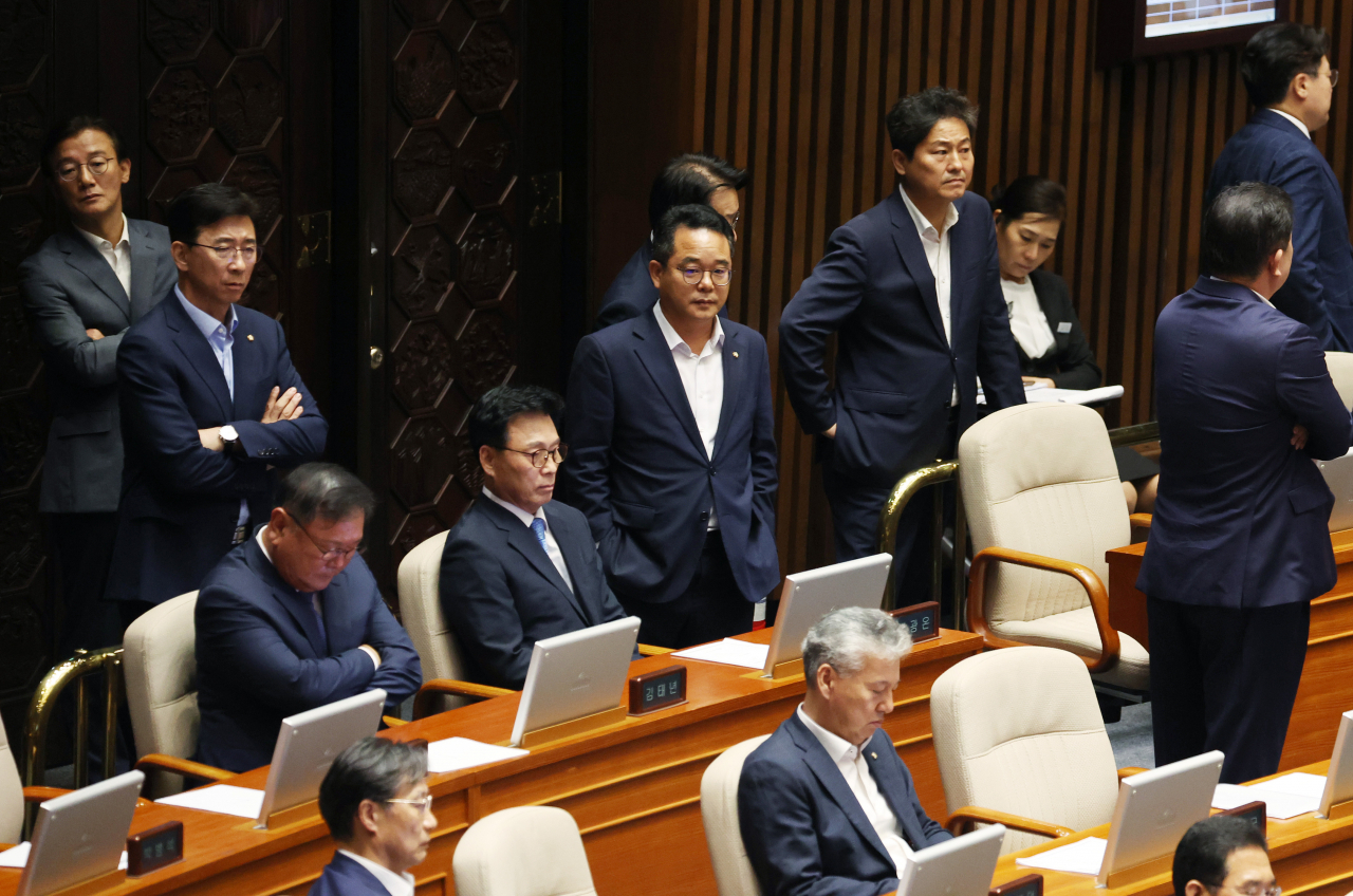 Democratic Party lawmakers at the parliament on Thursday (Yonhap)