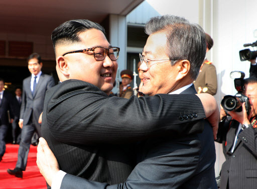 North Korean leader Kim Jong-un (left) and former South Korean President Moon Jae-in are seen hugging each other during the inter-Korean summit in 2018 in Panmunjom, a de facto borderland between the two Koreas. (Herald DB)