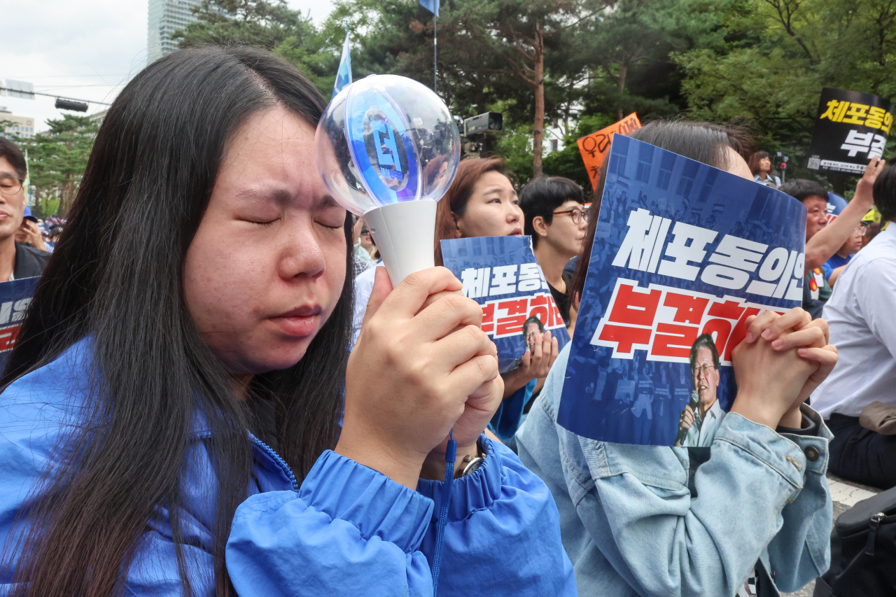 Lee Jae-myung supporters gather in a rally as the National Assembly is about the vote on the arrest warrant request for the Democratic Party of Korea leader on Thursday afternoon. (Yonhap)