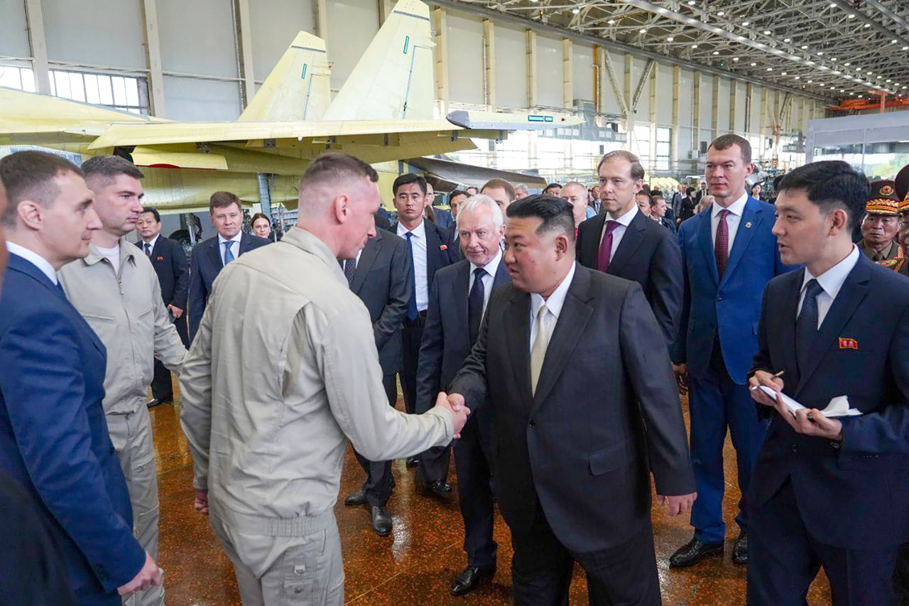 North Korean leader Kim Jong-un (center), Khabarovsk Territory's Governor Mikhail Degtyarev (second from right), and Russia's Industry and Trade Minister Denis Manturov (third from right) visit an aircraft manufacturing plant. (TASS-Yonhap)