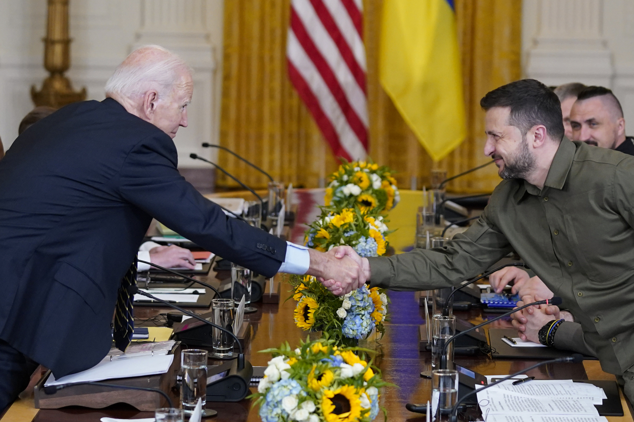 President Joe Biden shakes hands with Ukrainian President Volodymyr Zelenskyy in the East Room of the White House in Washington, on Thursday. (AP-Yonhap)