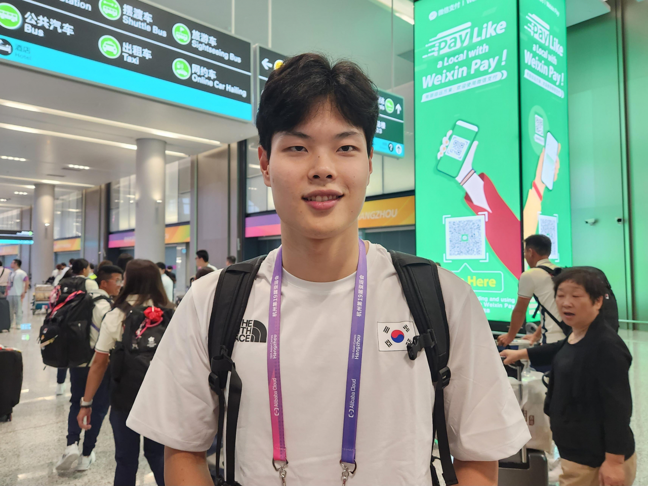 South Korean swimmer Lee Ho-joon speaks to reporters at Hangzhou Xioashan International Airport in Hangzhou, China, on Thursday after arriving in the host city of the 19th Asian Games. (Yonhap)