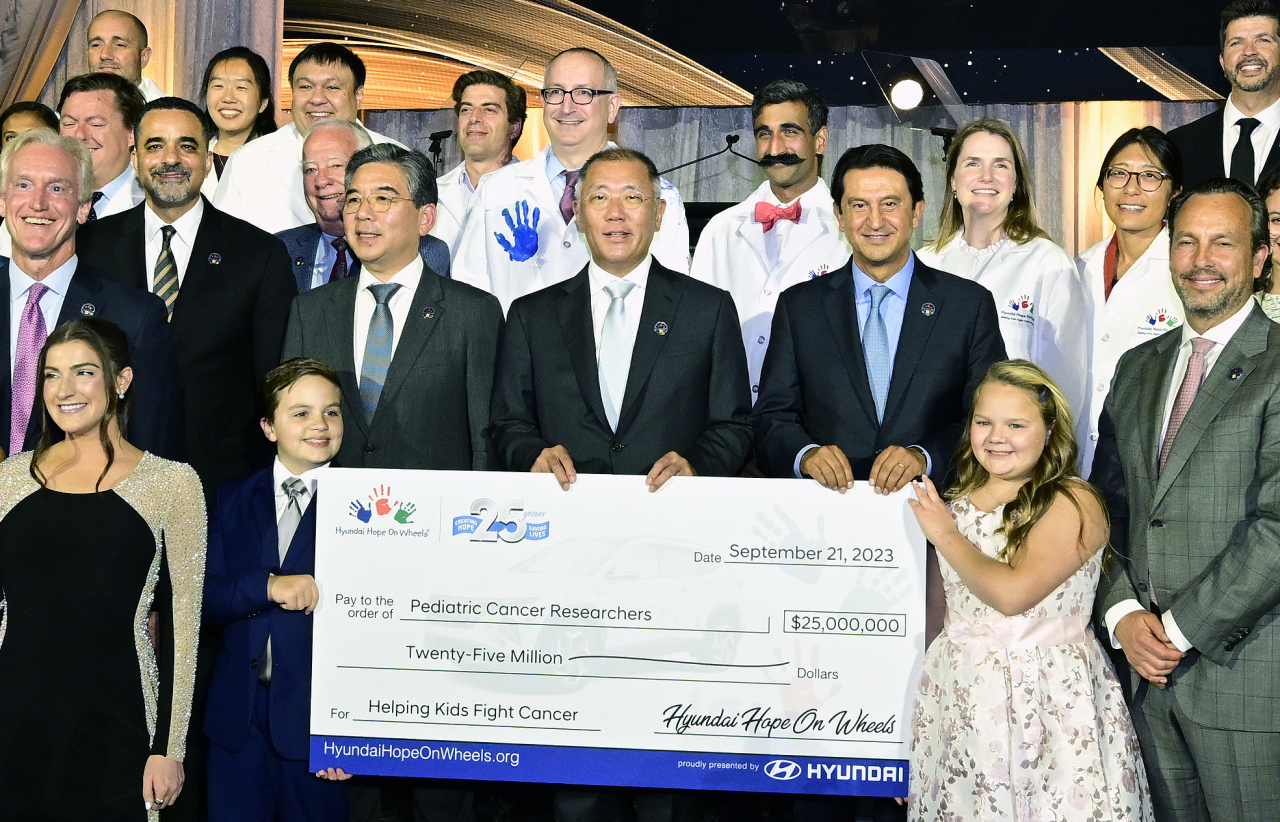 Officials from Hyundai Motor Group and Hyundai Hope and Wheels including Hyundai Motor Group Executive Chair Chung Euisun (third from left in second row) pose for a photo with youth ambassadors of Hyundai Hope on Wheels at the 25th anniversary event of the nonprofit organization in Washington on Thursday. (Hyundai Motor Group)