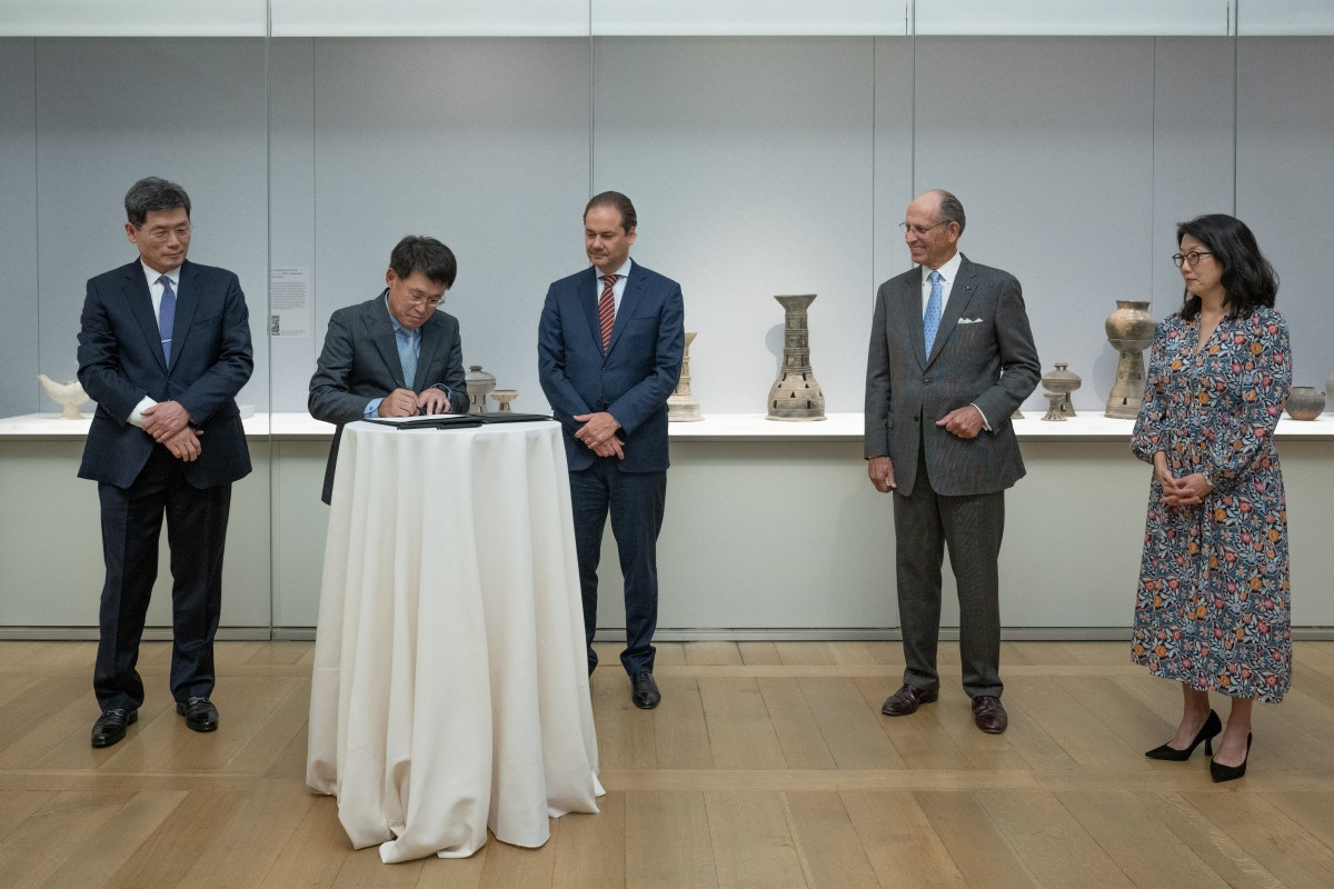 From left, Korea Foundation President Kim Ki-hwan, Samsung Foundation of Culture CEO Lyu Moon-hyung, Metropolitan Museum CEO Max Hollein, Douglas Dillon Chairman of the Met’s Department of Asian Art Mike Hearn and Curator Eleanor Soo-ah Hyun attend the appointment ceremony at the Met, New York, on Wednesday. (Filip Wolak/The Met)