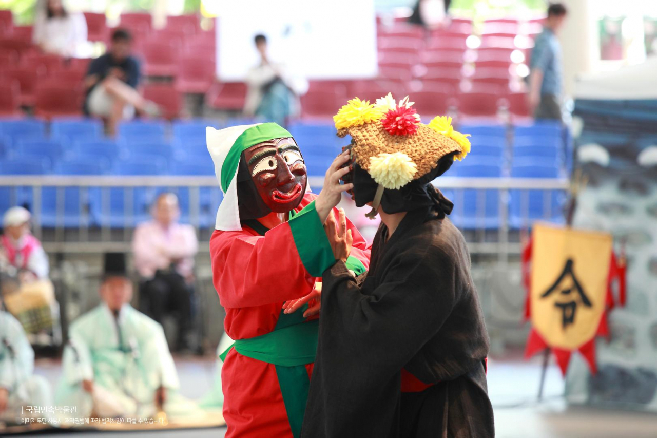 A scene from a performance of Songpa sandae nori (National Folk Museum)
