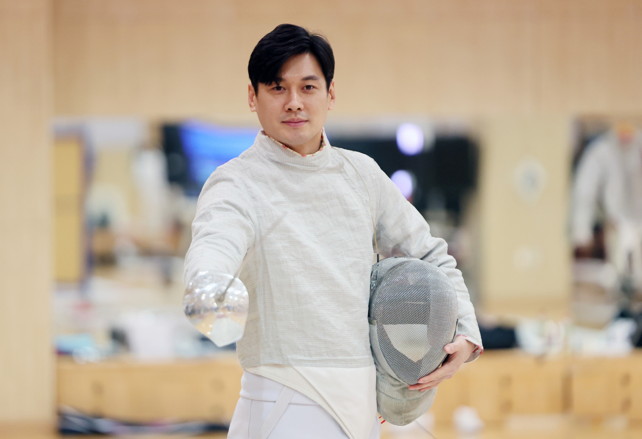 South Korean fencer Gu Bon-gil poses for photos before a training session for the Hangzhou Asian Games at the National Training Center in Jincheon, North Chungcheong Province. (Yonhap)