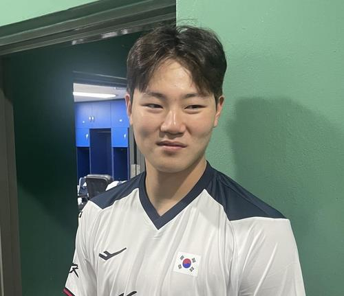 Jang Hyun-seok, pitcher on the South Korean Asian Games baseball team, speaks with reporters after practice at Gocheok Sky Dome in Seoul on Saturday. (Yonhap)