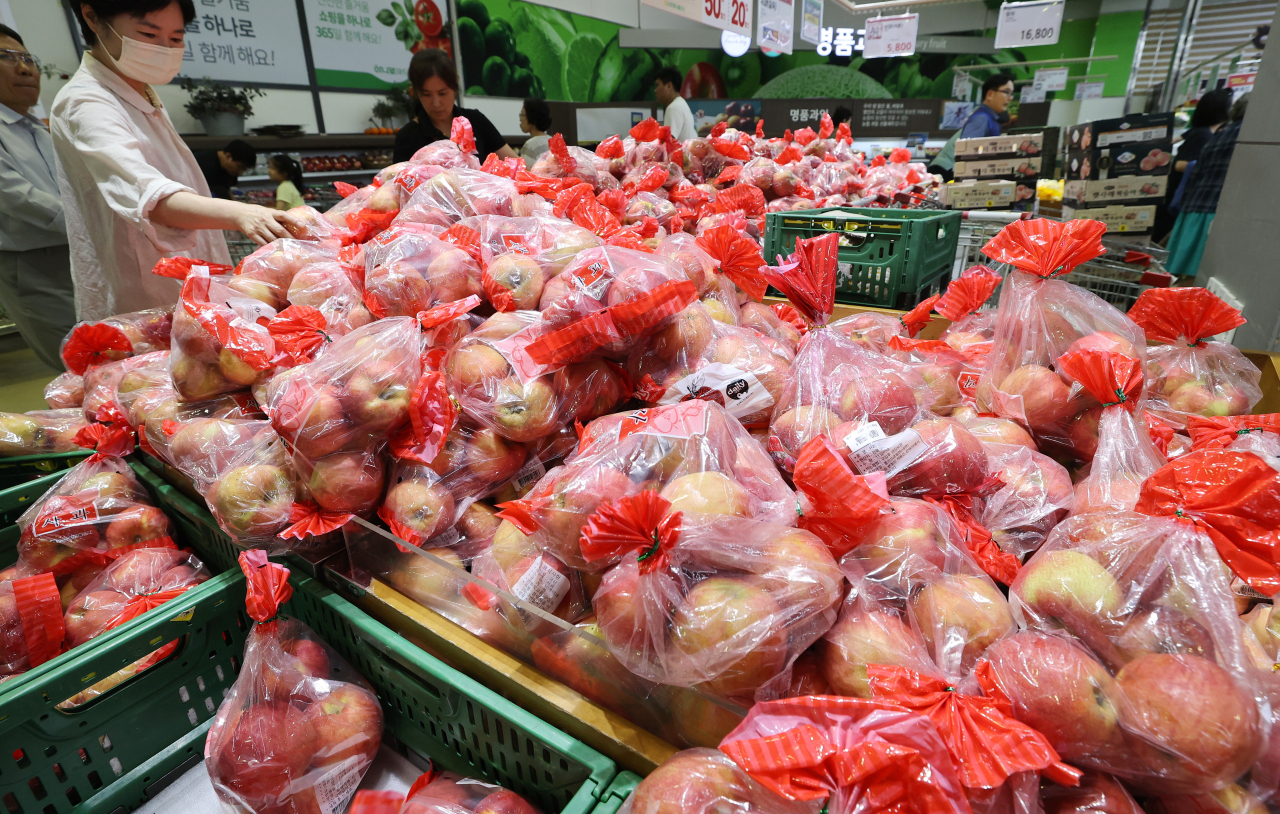 A shopper peruses apples at a supermarket in Seoul. (Yonhap)