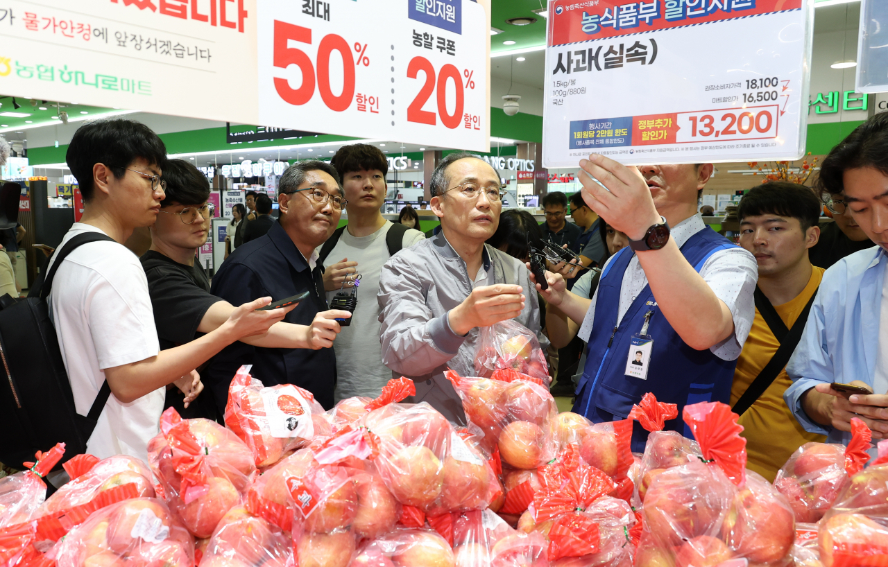 Finance Minister Choo Kyung-ho inspects retail prices of apples and other fruits ahead of the Chuseok holiday at a supermarket in Seoul on Sept. 17. (Yonhap)