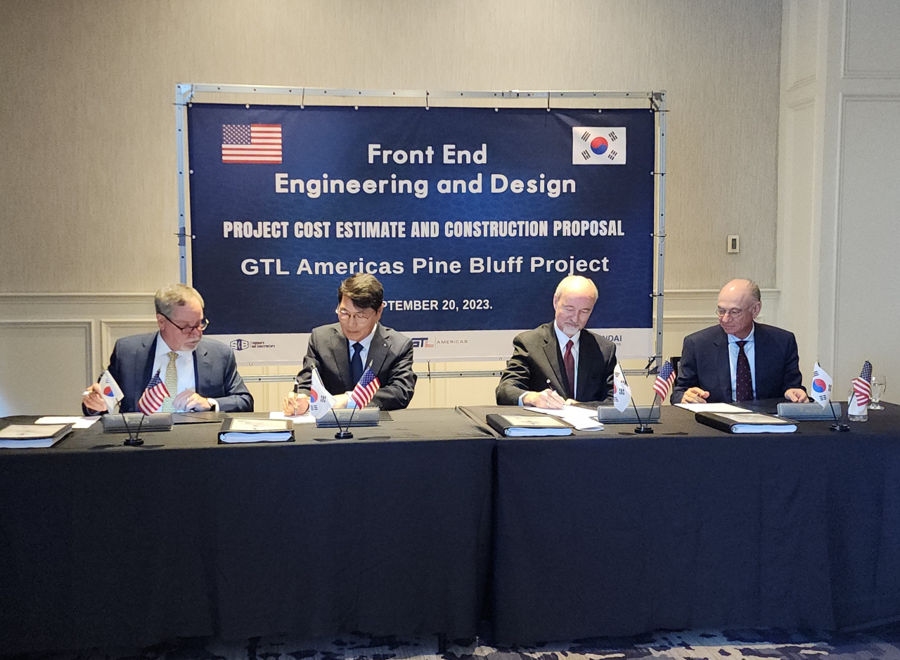 From left: S&B Engineers CEO Brook Brookshire, Hyundai Engineering CEO Hong Hyeon-sung, GTL Americas Chairman Roger Williams and GTL Americas President Leon Codron sign a contract to work on GTL Americas’ planned natural gas-to-liquid fuel production facility in Jefferson County at the Little Rock Marriott in Arkansas on Wednesday. (Hyundai Engineering)