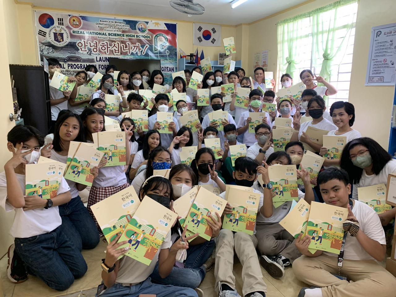 Students at Rizal National Science High School in the Philippines pose for a picture holding Korean-language textbooks (Ministry of Education)