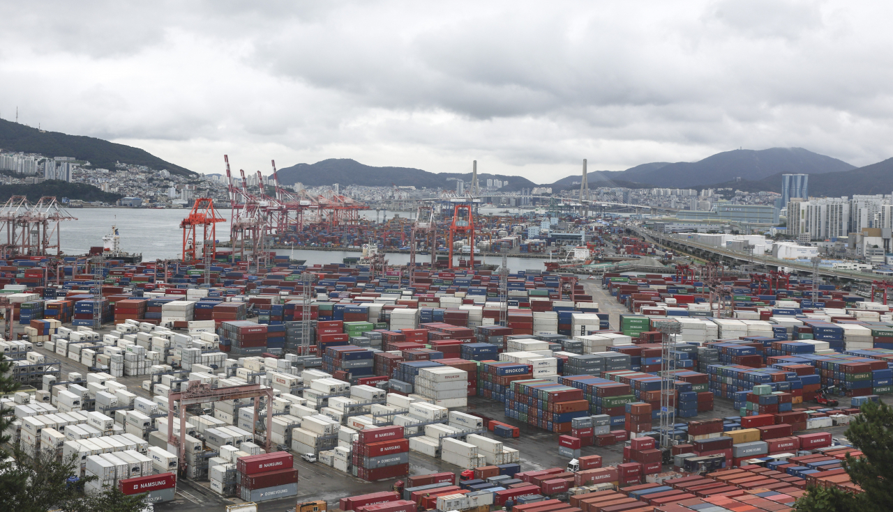 Containers wait at Shinseondae Port in Busan on Sept. 21. Korea saw a sharp drop in its trade volume in July. (Yonhap)