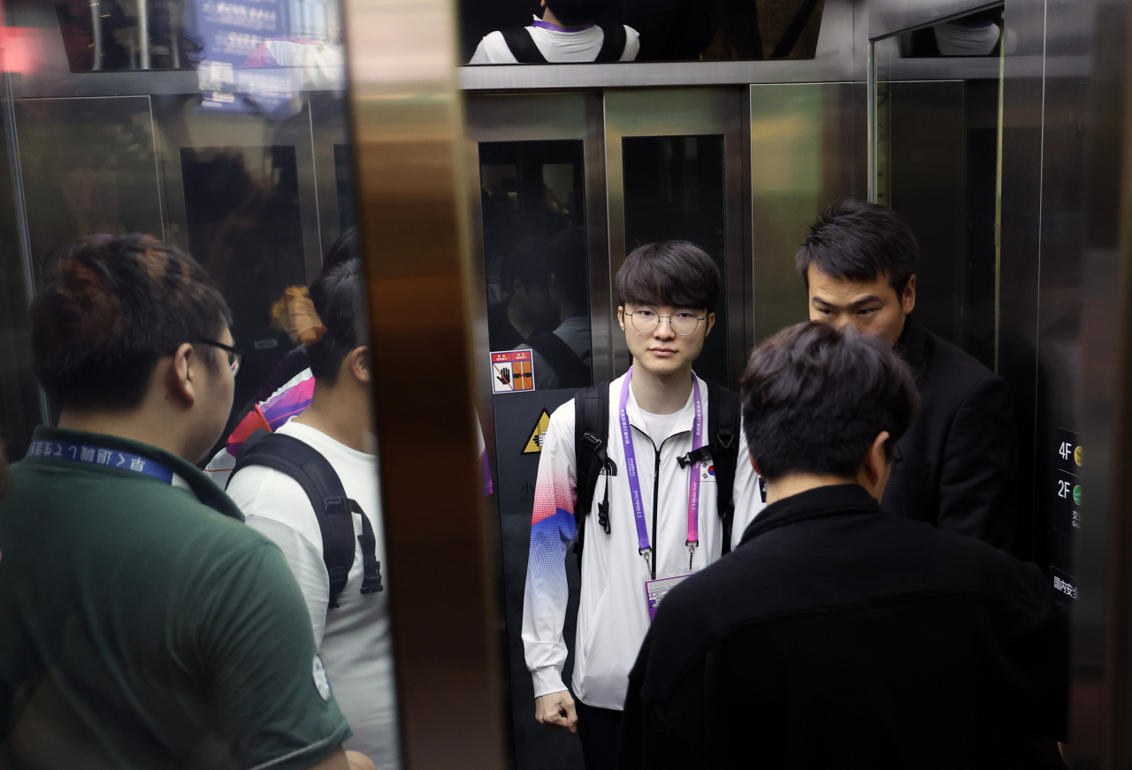 Lee Sang-hyeok, also known as Faker (center) arrives at the Hangzhou Xiaoshan International Airport in Hangzhou, China to participate in the 19th Asian Games. (Yonhap)