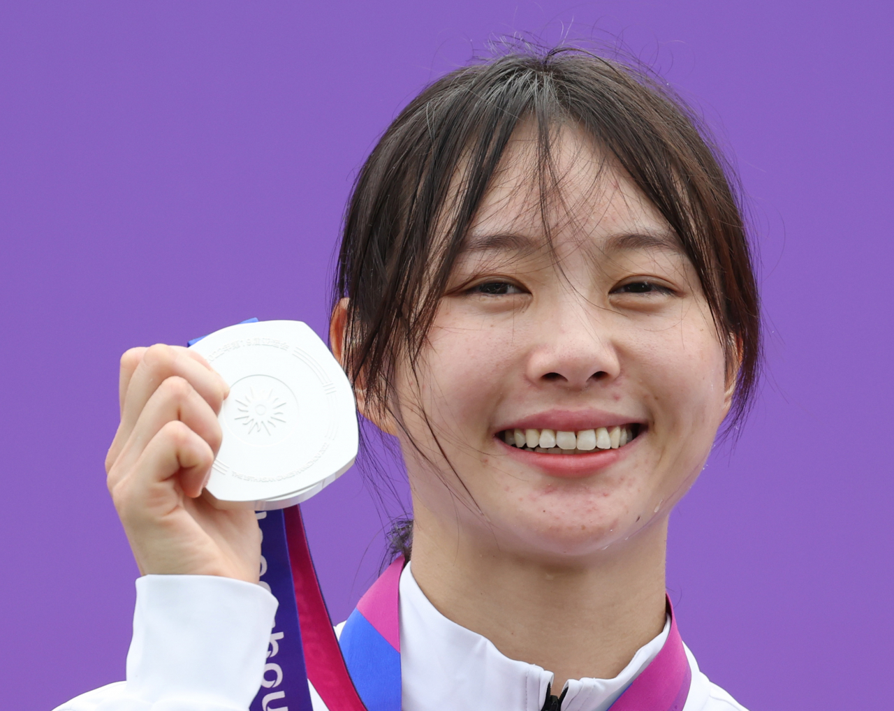 Kim Sun-woo poses for a photo after winning the silver medal at the women's individual modern pentathlon Sunday at the 19th Asian Games in Hangzhou, China. (Yonhap)